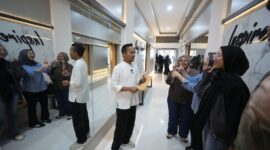 Foto Sekretaris Universitas Muhammadiyah Yogyakarta saat melakukan peninjauan ke ruang kuliah yang sudah direnovasi