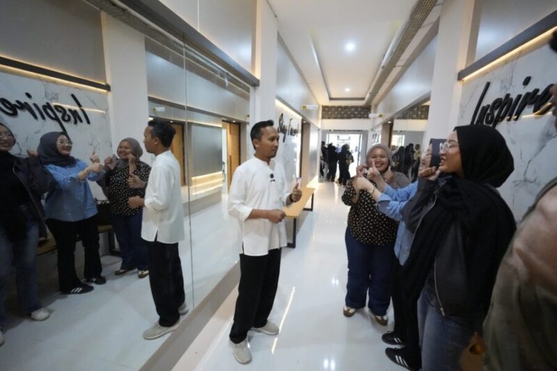 Foto Sekretaris Universitas Muhammadiyah Yogyakarta saat melakukan peninjauan ke ruang kuliah yang sudah direnovasi