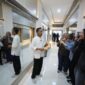 Foto Sekretaris Universitas Muhammadiyah Yogyakarta saat melakukan peninjauan ke ruang kuliah yang sudah direnovasi