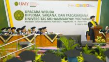  Kevin Kristian Chandra, Wisudawan UMY prodi MARS saat menyampaikan sambutan dalam prosesi wisuda UMY