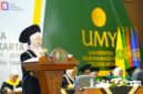 Foto Wakil Rektor UMY bidang Sumber Daya, menyampaikan sambutan dalam prosesi wisuda UMY Periode I TA 2026/2027