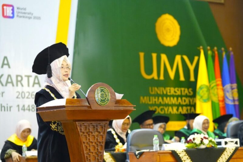 Foto Wakil Rektor UMY bidang Sumber Daya, menyampaikan sambutan dalam prosesi wisuda UMY Periode I TA 2026/2027