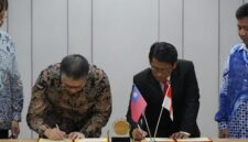 Foto President NUU Taiwan dan Wakil Rektor bidang Reputasi, Kerja Sama dan Digital UMY melakukan penandatanganan MoU