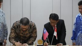 Foto President NUU Taiwan dan Wakil Rektor bidang Reputasi, Kerja Sama dan Digital UMY melakukan penandatanganan MoU
