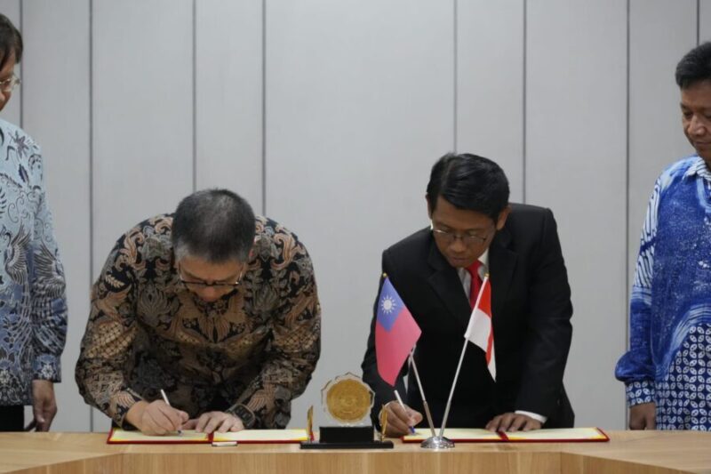 Foto President NUU Taiwan dan Wakil Rektor bidang Reputasi, Kerja Sama dan Digital UMY melakukan penandatanganan MoU