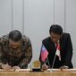 Foto President NUU Taiwan dan Wakil Rektor bidang Reputasi, Kerja Sama dan Digital UMY melakukan penandatanganan MoU