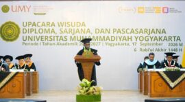 Foto wisudawan UMY asal Papua, Yongki Sostenes Yesyan saat memberikan sambutan kesan pesan selama menjalani studi di UMY pada  Wisuda Periode I Tahun Akademik 2026/2027, Kamis (17/9/2026)