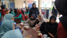 Foto tim PPK Ormawa HIMFA UMY melakukan observasi ke warga Tuksono