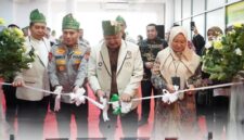 PERESMIAN-Ketua Pusat Studi Ilmu Kepolisian, Komjen Pol. Prof. Dr. Chrysnanda Dwilaksana, M.Si didampingi Irjen Pol. Dr. Susilo Teguh Raharjo, M.Si, Kasatgas Pembentukan Pusat Studi Kepolisian STIK-PTIK Lemdiklat Polri, Irjen Pol Dr. Herry Heryawan, S.I.K, M.H, M.Hum, Kapolda Riau saat Meresmikan Posko Pusat Studi Kepolisian di Universitas Riau. (Foto Ist).