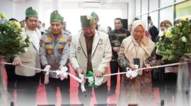 PERESMIAN-Ketua Pusat Studi Ilmu Kepolisian, Komjen Pol. Prof. Dr. Chrysnanda Dwilaksana, M.Si didampingi Irjen Pol. Dr. Susilo Teguh Raharjo, M.Si, Kasatgas Pembentukan Pusat Studi Kepolisian STIK-PTIK Lemdiklat Polri, Irjen Pol Dr. Herry Heryawan, S.I.K, M.H, M.Hum, Kapolda Riau saat Meresmikan Posko Pusat Studi Kepolisian di Universitas Riau. (Foto Ist).