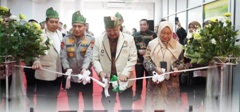 PERESMIAN-Ketua Pusat Studi Ilmu Kepolisian, Komjen Pol. Prof. Dr. Chrysnanda Dwilaksana, M.Si didampingi Irjen Pol. Dr. Susilo Teguh Raharjo, M.Si, Kasatgas Pembentukan Pusat Studi Kepolisian STIK-PTIK Lemdiklat Polri, Irjen Pol Dr. Herry Heryawan, S.I.K, M.H, M.Hum, Kapolda Riau saat Meresmikan Posko Pusat Studi Kepolisian di Universitas Riau. (Foto Ist).