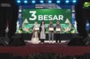 Wakil Rektor bidang Sumber Daya UMY menerima penghargaan UI Green Matric yang diberikan kepada UMY