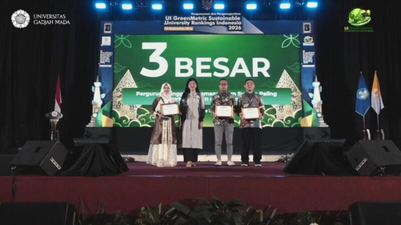 Wakil Rektor bidang Sumber Daya UMY menerima penghargaan UI Green Matric yang diberikan kepada UMY