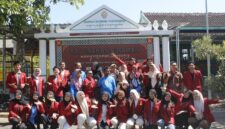 Foto tim NCC Emergency UMY berfoto bersama petugas puskesmas dan keluarga ODDP di Kalurahan Siraman