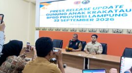 Aswarodi menyampaikan keterangan pers terkait penurunan status Gunung Anak Krakatau di Ruang Command Center BPBD Provinsi Lampung