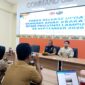 Aswarodi menyampaikan keterangan pers terkait penurunan status Gunung Anak Krakatau di Ruang Command Center BPBD Provinsi Lampung
