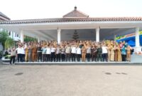 Sesi foto bersama setelah selesai Pertemuan Lintas Sektor dan Diskusi Interaktif dalam Percepatan Penanggulangan Tuberkulosis dan Cek Kesehatan Gratis (CKG) di Pendopo Kota Banjar, Jawa Barat, Senin (21/9/2026).