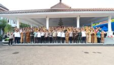 Sesi foto bersama setelah selesai Pertemuan Lintas Sektor dan Diskusi Interaktif dalam Percepatan Penanggulangan Tuberkulosis dan Cek Kesehatan Gratis (CKG) di Pendopo Kota Banjar, Jawa Barat, Senin (21/9/2026).