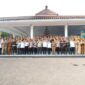 Sesi foto bersama setelah selesai Pertemuan Lintas Sektor dan Diskusi Interaktif dalam Percepatan Penanggulangan Tuberkulosis dan Cek Kesehatan Gratis (CKG) di Pendopo Kota Banjar, Jawa Barat, Senin (21/9/2026).