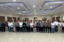 Ketua PWI Provinsi Banten, Rian Nopandra, Kapolda Banten Irjen. Pol. Hengki, S.I.K., M.H., Ketua Departemen Pendidikan dan Pelatihan PWI Pusat, Jufri Alkatiri, Ketua SMSI Pusat Firdaus, berfoto bersama para peserta UKW