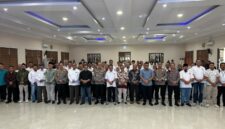 Ketua PWI Provinsi Banten, Rian Nopandra, Kapolda Banten Irjen. Pol. Hengki, S.I.K., M.H., Ketua Departemen Pendidikan dan Pelatihan PWI Pusat, Jufri Alkatiri, Ketua SMSI Pusat Firdaus, berfoto bersama para peserta UKW