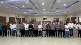 Ketua PWI Provinsi Banten, Rian Nopandra, Kapolda Banten Irjen. Pol. Hengki, S.I.K., M.H., Ketua Departemen Pendidikan dan Pelatihan PWI Pusat, Jufri Alkatiri, Ketua SMSI Pusat Firdaus, berfoto bersama para peserta UKW
