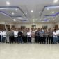 Ketua PWI Provinsi Banten, Rian Nopandra, Kapolda Banten Irjen. Pol. Hengki, S.I.K., M.H., Ketua Departemen Pendidikan dan Pelatihan PWI Pusat, Jufri Alkatiri, Ketua SMSI Pusat Firdaus, berfoto bersama para peserta UKW