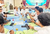 Sejumlah peserta Uji Kompetensi Wartawan (UKW) PWI Provinsi Banten Angkatan ke-28 serius mengoreksi dan menyusun materi tugas jurnalistik di hadapan penguji di Aula Serba Guna Polda Banten, Serang