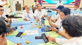 Sejumlah peserta Uji Kompetensi Wartawan (UKW) PWI Provinsi Banten Angkatan ke-28 serius mengoreksi dan menyusun materi tugas jurnalistik di hadapan penguji di Aula Serba Guna Polda Banten, Serang