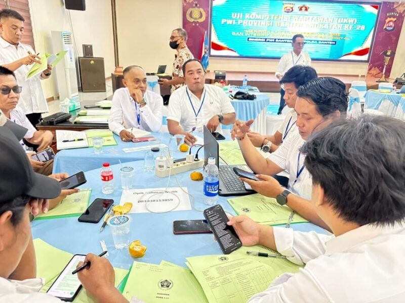 Sejumlah peserta Uji Kompetensi Wartawan (UKW) PWI Provinsi Banten Angkatan ke-28 serius mengoreksi dan menyusun materi tugas jurnalistik di hadapan penguji di Aula Serba Guna Polda Banten, Serang