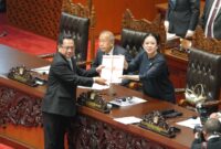 Menteri Dalam Negeri Tito Karnavian menyerahkan naskah 15 RUU tentang Kabupaten/Kota kepada Ketua DPR RI Puan Maharani dalam Rapat Paripurna DPR RI di Jakarta, Selasa (22/9/2026).