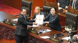 Menteri Dalam Negeri Tito Karnavian menyerahkan naskah 15 RUU tentang Kabupaten/Kota kepada Ketua DPR RI Puan Maharani dalam Rapat Paripurna DPR RI di Jakarta, Selasa (22/9/2026).
