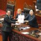 Menteri Dalam Negeri Tito Karnavian menyerahkan naskah 15 RUU tentang Kabupaten/Kota kepada Ketua DPR RI Puan Maharani dalam Rapat Paripurna DPR RI di Jakarta, Selasa (22/9/2026).