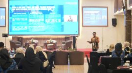 Ketua TP PKK Kabupaten Bandung memberikan pengarahan dalam kegiatan Ladies Program KORPRI Kabupaten Bandung di Hotel Grand Sunshine, Soreang