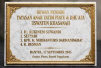 Prasasti Dewan Pendiri Yayasan Anak Yatim Piatu & Dhu'afa Uswatun Khasanah, tertanggal Bantul, 17 September 2015