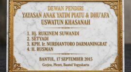 Prasasti Dewan Pendiri Yayasan Anak Yatim Piatu & Dhu'afa Uswatun Khasanah, tertanggal Bantul, 17 September 2015