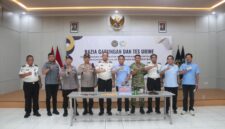 Foto bersama jajaran Lapas Kelas IIA Serang, TNI, Polri, BNNP, serta Kanwil Ditjen Pemasyarakatan Banten usai pelaksanaan Razia Gabungan dan Tes Urine, sebagai upaya deteksi dini dan pencegahan gangguan keamanan serta penyalahgunaan narkotika di dalam lapas.