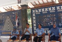 Sekretaris Disperindag Sleman, Aris Herbandang, didampingi jajaran pejabat terkait, memaparkan strategi digitalisasi pasar tradisional kepada para pedagang di Pendopo Rumah Dinas Bupati Sleman, Selasa (22/9/2026).