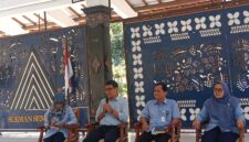 Sekretaris Disperindag Sleman, Aris Herbandang, didampingi jajaran pejabat terkait, memaparkan strategi digitalisasi pasar tradisional kepada para pedagang di Pendopo Rumah Dinas Bupati Sleman, Selasa (22/9/2026).
