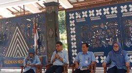 Sekretaris Disperindag Sleman, Aris Herbandang, didampingi jajaran pejabat terkait, memaparkan strategi digitalisasi pasar tradisional kepada para pedagang di Pendopo Rumah Dinas Bupati Sleman, Selasa (22/9/2026).