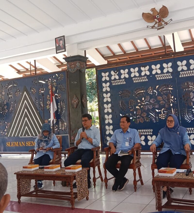 Sekretaris Disperindag Sleman, Aris Herbandang, didampingi jajaran pejabat terkait, memaparkan strategi digitalisasi pasar tradisional kepada para pedagang di Pendopo Rumah Dinas Bupati Sleman, Selasa (22/9/2026).