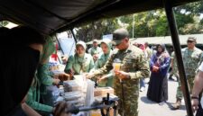 Panglima TNI Jenderal TNI Agus Subiyanto meninjau salah satu stan UMKM dalam Bazar TNI Bersama Rakyat di Halaman Balai Pamungkas, Kotabaru, Yogyakarta, Selasa (22/9/2026).