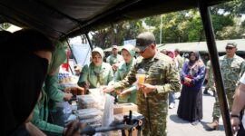 Panglima TNI Jenderal TNI Agus Subiyanto meninjau salah satu stan UMKM dalam Bazar TNI Bersama Rakyat di Halaman Balai Pamungkas, Kotabaru, Yogyakarta, Selasa (22/9/2026).