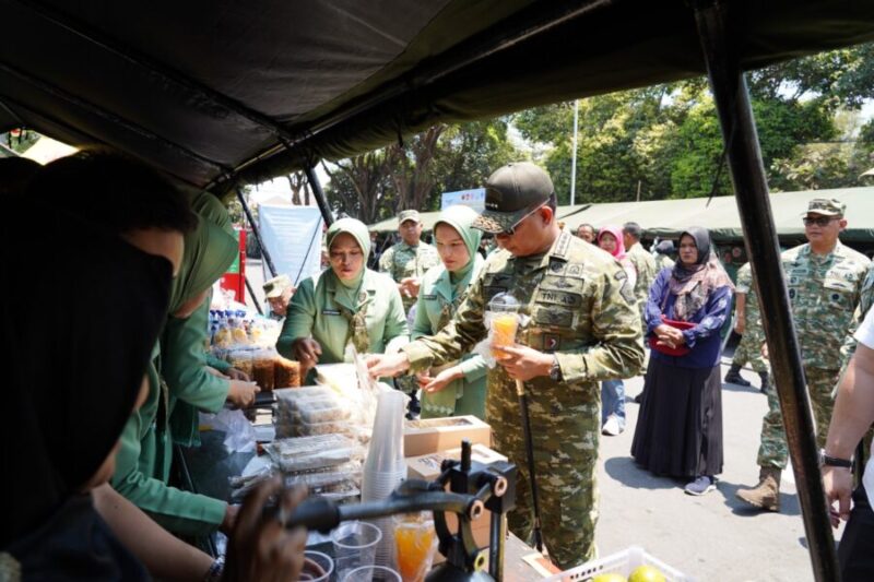 Panglima TNI Jenderal TNI Agus Subiyanto meninjau salah satu stan UMKM dalam Bazar TNI Bersama Rakyat di Halaman Balai Pamungkas, Kotabaru, Yogyakarta, Selasa (22/9/2026).