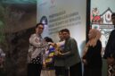 Gubernur DIY Sri Sultan Hamengku Buwono X menyerahkan piala Juara 3 kepada perwakilan Desa Wisata Garongan, Kalurahan Donokerto, Sleman, yang meraih penghargaan dalam Lomba Desa/Kampung Wisata DIY 2026.