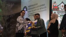 Gubernur DIY Sri Sultan Hamengku Buwono X menyerahkan piala Juara 3 kepada perwakilan Desa Wisata Garongan, Kalurahan Donokerto, Sleman, yang meraih penghargaan dalam Lomba Desa/Kampung Wisata DIY 2026.