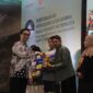 Gubernur DIY Sri Sultan Hamengku Buwono X menyerahkan piala Juara 3 kepada perwakilan Desa Wisata Garongan, Kalurahan Donokerto, Sleman, yang meraih penghargaan dalam Lomba Desa/Kampung Wisata DIY 2026.