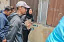 Tim Dinas Lingkungan Hidup (DLH) Kota Bekasi melakukan pemeriksaan lapangan ke lokasi usaha restoran serta pengambilan sampel air permukaan di Sungai Kali Abang 2, Perwira Sari, Kecamatan Bekasi Utara, terkait pengelolaan air limbah domestik. (Foto: Diskominfostandi)