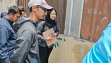 Tim Dinas Lingkungan Hidup (DLH) Kota Bekasi melakukan pemeriksaan lapangan ke lokasi usaha restoran serta pengambilan sampel air permukaan di Sungai Kali Abang 2, Perwira Sari, Kecamatan Bekasi Utara, terkait pengelolaan air limbah domestik. (Foto: Diskominfostandi)