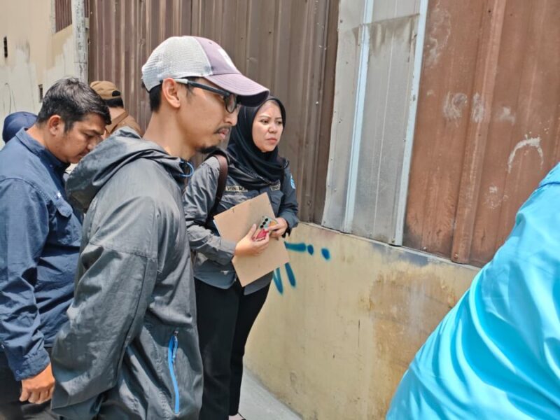 Tim Dinas Lingkungan Hidup (DLH) Kota Bekasi melakukan pemeriksaan lapangan ke lokasi usaha restoran serta pengambilan sampel air permukaan di Sungai Kali Abang 2, Perwira Sari, Kecamatan Bekasi Utara, terkait pengelolaan air limbah domestik. (Foto: Diskominfostandi)